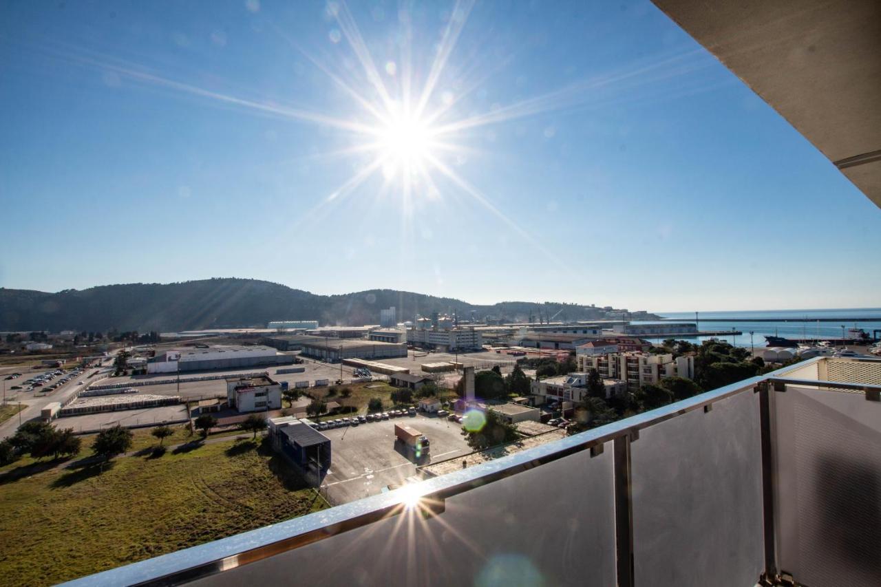 Follow The Sun - 4 Person Apartment Bar Bagian luar foto