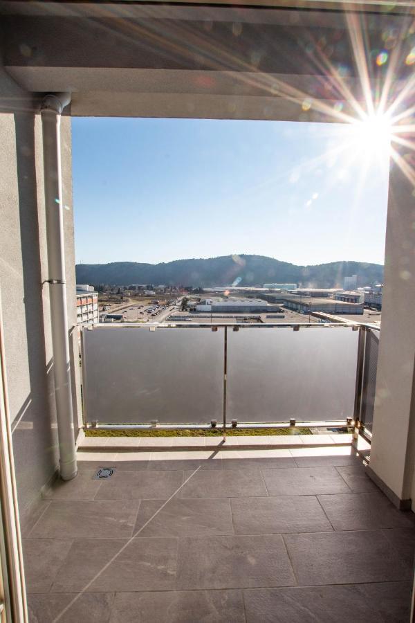 Follow The Sun - 4 Person Apartment Bar Bagian luar foto
